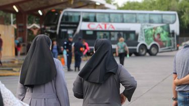 Fotógrafo acusado de abuso: mirá los videos del tenso encuentro en la terminal