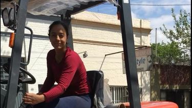 Sanjuanina entre fierros: maneja retroexcavadoras, es fanática de las motos y sabe de mecánica