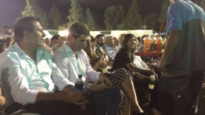 El gobernador pagó la Coca para todos