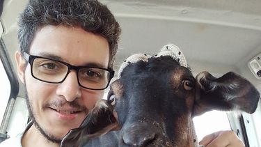 Es vegano y compró una cabrita en Rawson para evitar que la carnearan