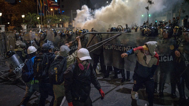 Tambalea el nuevo gobierno peruano, tras la muerte de una joven en una manifestación opositora