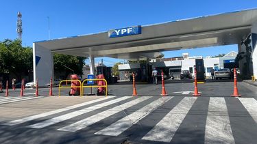 Falta de combustibles: la estación de servicio de YPF de Av. Rawson y Rivadavia interpuso los conos a modo de cierre de la playa de surtidores.