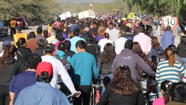 Una multitud en la procesión para “reparar” el robo de hostias