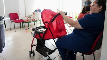 Las voluntarias de Casa Cuna se turnan para cuidar y asistir a los bebés que transitoriamente viven en la casita.