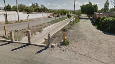 Un niño se cayó al canal Benavídez y se salvó de milagro Un niño se cayó al canal Benavídez y se salvó de milagro