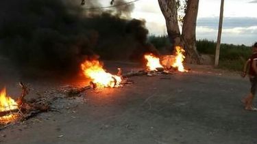 Caucete: vecinos cortaron la ruta denunciando que hace tres semanas no tienen agua