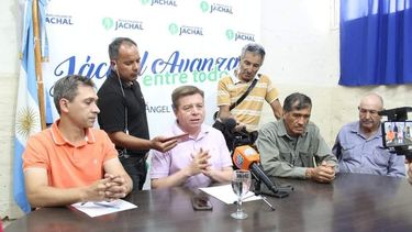 El intendente Vega haciendo el anuncio del pase a planta permanente de 99 contratados.&nbsp;