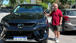 El sanjuanino Miguel Rodríguez, junto a la camioneta que le robaron el martes en La Serena.
