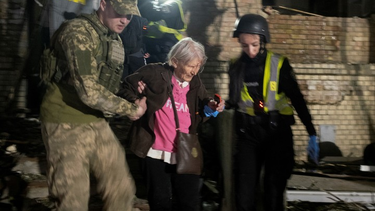 El ataque nocturno de Rusia contra Kiev dejó al menos 10 fallecidos.