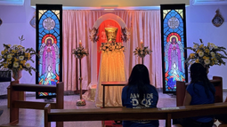 Jóvenes rezando ante el sagrario en el Santuario Inmaculada Concepción y San José. Jóvenes rezando ante el sagrario en el Santuario Inmaculada Concepción y San José.