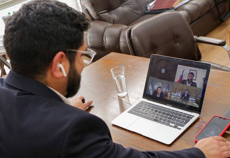 La foto muestra al Delegado Presidencial, Galo Luna, en una reunión vía Zoom con el gobernador Marcelo Orrego y otras autoridades.