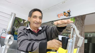 El psicólogo del pueblo que vende juguitos y le canta a los sanjuaninos