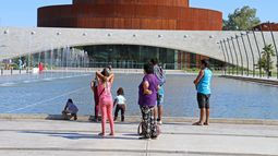 Con el Parque cerrado, la gente eligió la Plaza del Bicentenario para matear