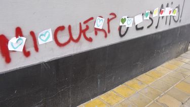 Alguien salió a poner corazones sobre pintadas