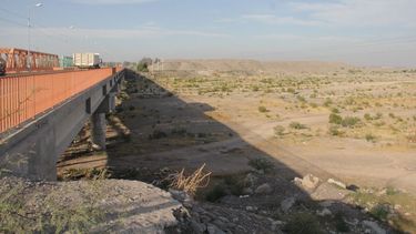 3 años después vuelve el agua al río San Juan bajo el puente de Albardón