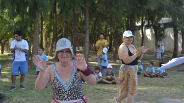 Los adultos mayores disfrutan de la colonia de verano