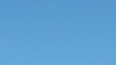 Misterio: vecinos fotografiaron un objeto extraño cruzando el cielo sanjuanino