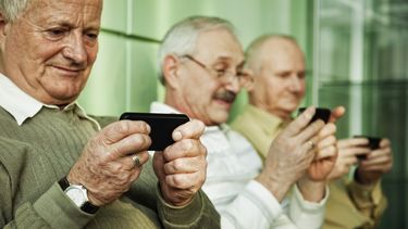 Joven sanjuanino armó un curso para enseñarle a los adultos mayores a usar el teléfono celular