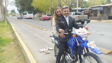 Eduardo Morales y Noelia Ávalo no pasaron desapercibidos y muchos al pasar los saludaron con un coro de bocinas.