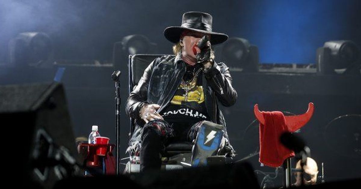Insólito debut de Axl Rose con AC/DC: cantó sentado en un silla por una ...