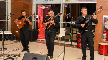 Cómo es el protocolo con el que los músicos vuelven a cantar este finde en los bares de San Juan