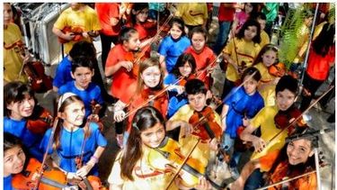 La Orquesta Escuela de San Juan le dio música a la Peatonal Maestro de América