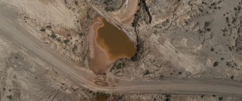 Desde Gobierno destacan que durante años cada crecida dejaba a Mogna aislada. Vecinos, productores y transportistas tenían que esperar que el agua bajara para poder cruzar.