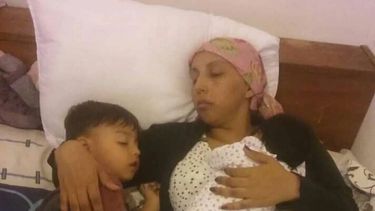 Padece una dura enfermedad, no puede alimentar a sus bebés y ahora le cortaron la luz