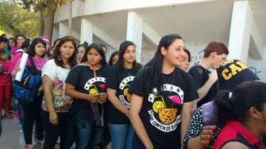 Mientras Illya prueba, las chicas esperan ver a Marama