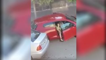 ¡Chinwenwencha te pillaron! Una caucetera encontró a su novio con otra en un auto rojo