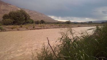 Tras años de sequía, mirá como pasa agua por el Puente Blanco