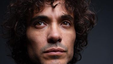 Confesiones del sanjuanino que brilla en Netflix: su infancia en el barrio Camus, el día que el teatro cambió su vida y el desafío de ser Rivi