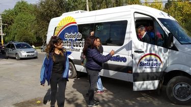 Santa Lucía pone un minibús para los vecinos de Alto de Sierra