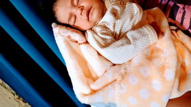 Una buena entre tantas malas: policías le salvaron la vida a una bebé que se ahogaba con leche