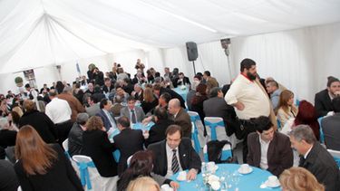 Los festejos por el Día de la Independencia comenzaron con chocolate y medialunas