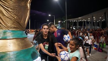 La fiebre mundialista afectó al público, que se robó las pelotas de un carruaje