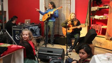 Giovenco y Rubén González animaron una linda tarde en el Mercado Artesanal