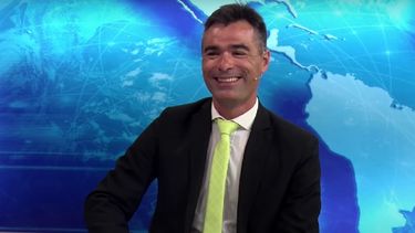 Christian Flores, penalista de Buenas Noches Buenos Días, no puede controlar la risa tras el insólito momento.