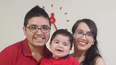 Santi, junto con sus padres Federico y Maricel.