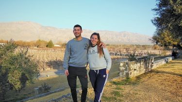 Una pareja sanjuanina se comprometió en Las Grutas y se viralizó el momento