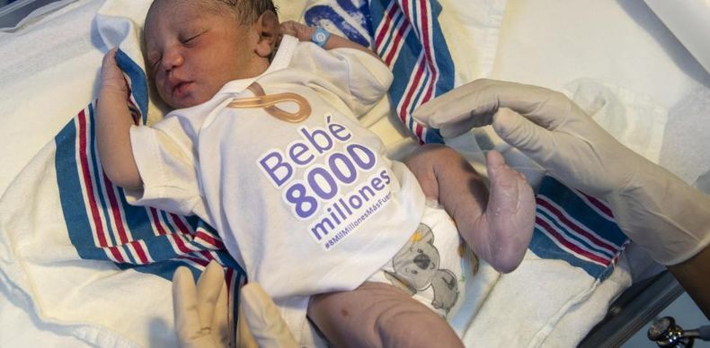 Damián, nacido hoy en Santo Domingo (República Dominicana), ha generado gran expectación por ser el bebé que, simbólicamente, representa el primero en nacer en este país y que ayuda a la Humanidad a alcanzar los 8.000 millones de personas