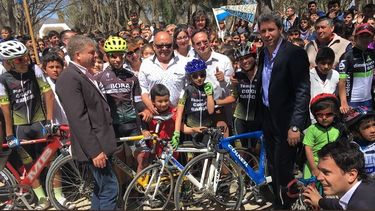 Uñac inauguró dos escuelas y mejoras en el polideportivo de Jáchal