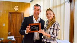 Fabián Martín entregó un reconocimiento a la reina departamental