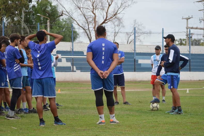 Unión, en el descenso: jugadores cuelgan los botines y se calzan el buzo de  DT