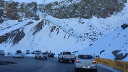 Sanjuaninos y mendocinos cruzaron a Chile por el paso Los Libertadores, tras seis días cerrado