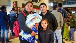 Desde Angaco, una familia espera que su hijo de sólo días de vida haya llegado con el pan bajo el brazo y les traiga suerte en el próximo sorteo de viviendas del IPV.
