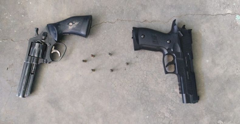 Incautaron una pistola 9mm y un revólver calibre 22 con algunos proyectiles.