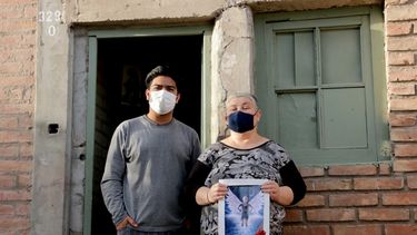 El amor después del amor: la madre de la niña que murió por el ataque de un pitbull alimenta a 120 vecinos de Rawson