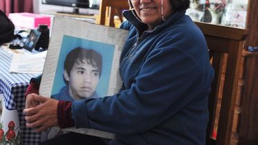 Terminó el secundario con su hijo para rescatarlo de las drogas