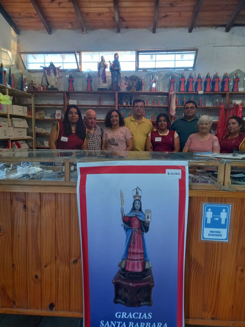 Integrantes de la comisión directiva de la Hermandad de Santa Bárbara de Mogna, trabajan y permanecen en el lugar durante los 9 días de novena hasta que culmina con la procesión.